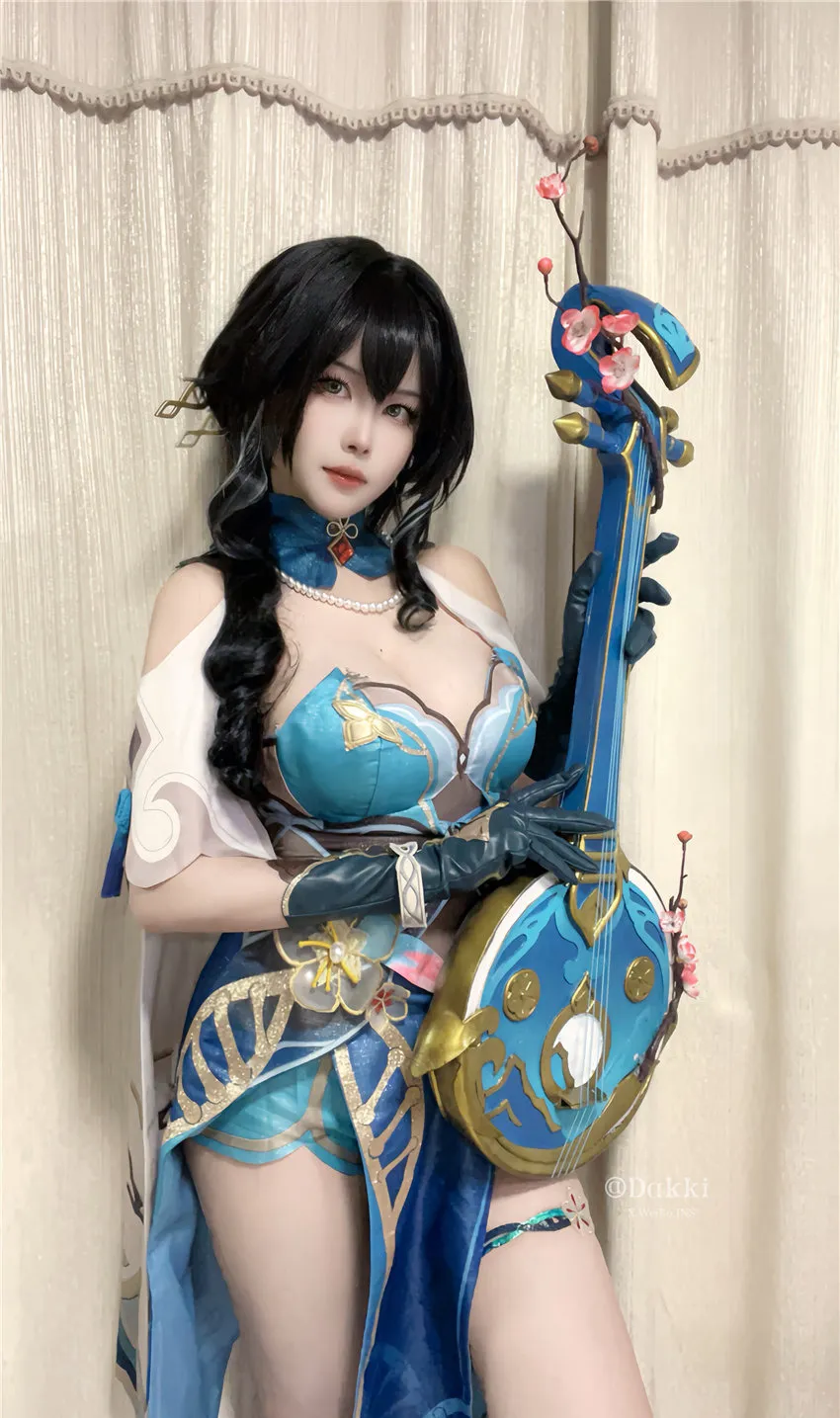 伊Dakki黑发蓝金礼服手持蓝色弦乐道具站在浅色窗帘前 伊Dakki黑发蓝金礼服手持蓝色弦乐道具站在浅色窗帘前