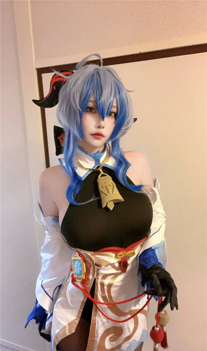 伊Dakki蓝色长发黑色上衣与金色颈饰站在室内 伊Dakki蓝色长发黑色上衣与金色颈饰站在室内