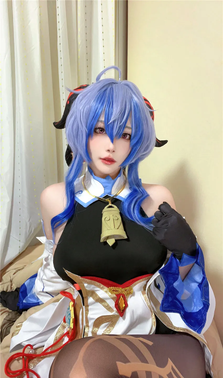 伊Dakki蓝色长发黑色上衣和白蓝袖饰坐在窗边 伊Dakki蓝色长发黑色上衣和白蓝袖饰坐在窗边