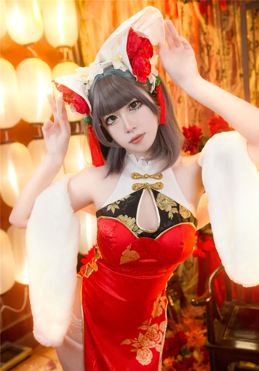 大米米球戴红色花饰和流苏在灯笼前举起双手 大米米球戴红色花饰和流苏在灯笼前举起双手