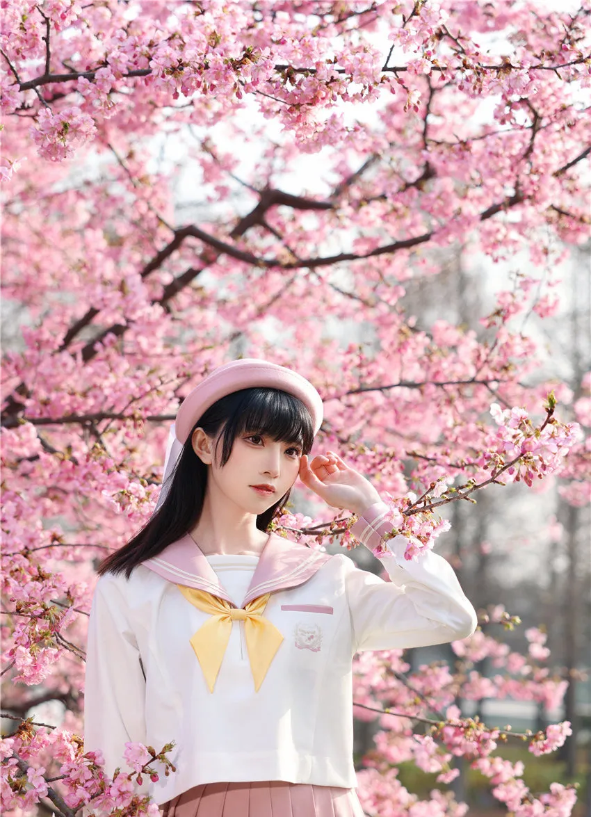 绮太郎戴粉色贝雷帽穿水手服站在粉色花树旁 绮太郎戴粉色贝雷帽穿水手服站在粉色花树旁