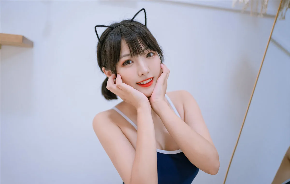 呆玄黑发猫耳穿蓝色连体泳装双手托脸 呆玄黑发猫耳穿蓝色连体泳装双手托脸