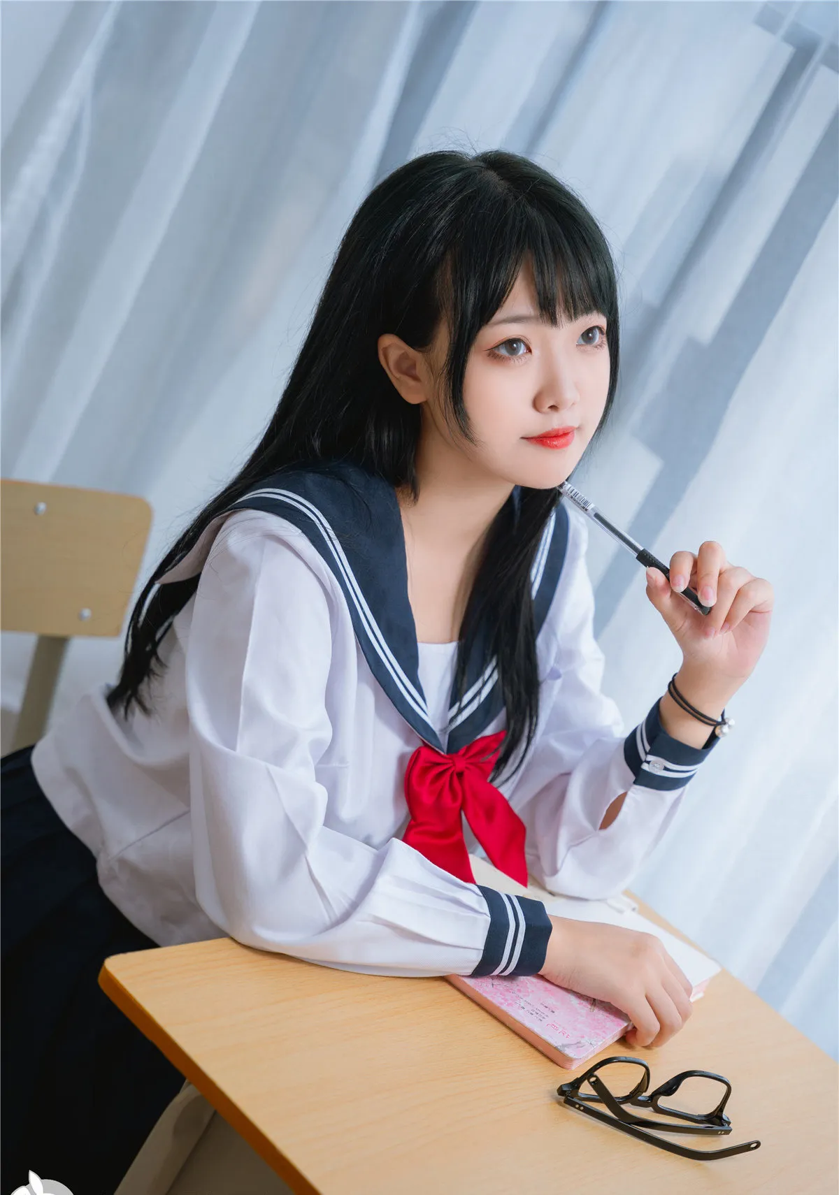 呆玄黑发穿白色水手服坐在桌边手持笔 呆玄黑发穿白色水手服坐在桌边手持笔