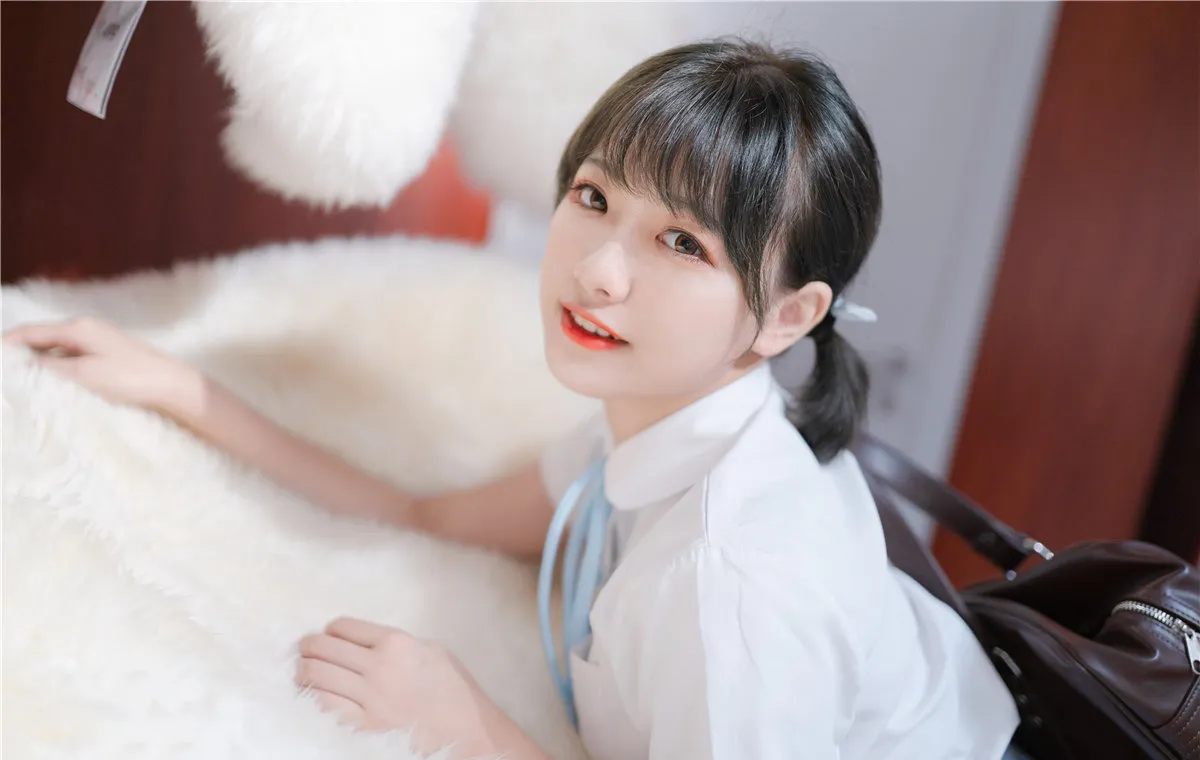 呆玄黑发白色衬衫靠在白色毛绒布景旁 呆玄黑发白色衬衫靠在白色毛绒布景旁