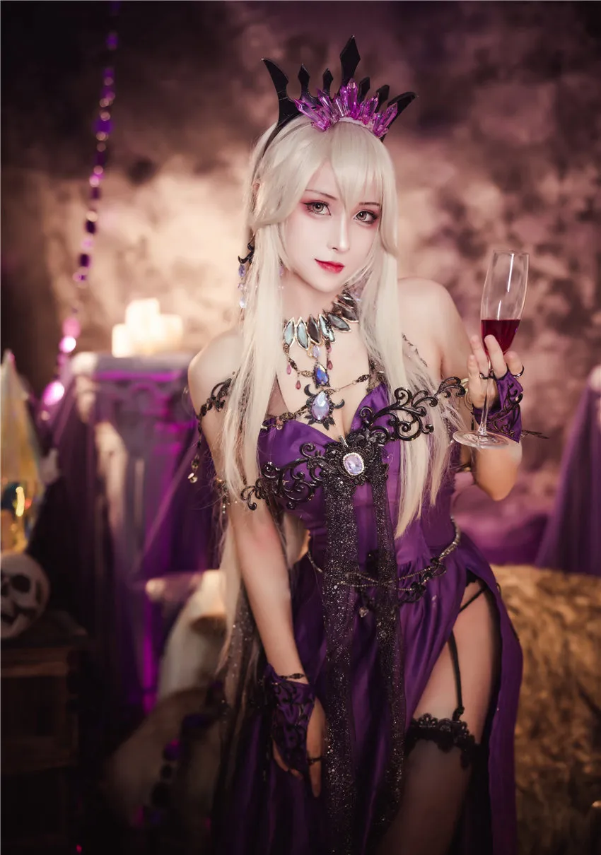 奶狮不咬人紫色礼服戴尖形冠饰手持酒杯 奶狮不咬人紫色礼服戴尖形冠饰手持酒杯