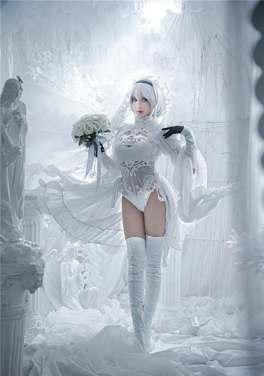 奶狮不咬人白发白色服装持花束站在白色布景中 奶狮不咬人白发白色服装持花束站在白色布景中
