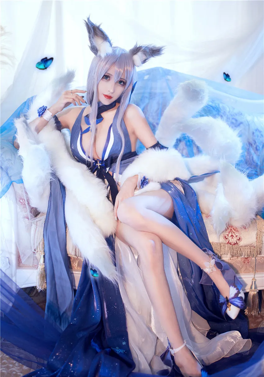奶狮不咬人蓝色长裙与白色尾饰坐在沙发上 奶狮不咬人蓝色长裙与白色尾饰坐在沙发上