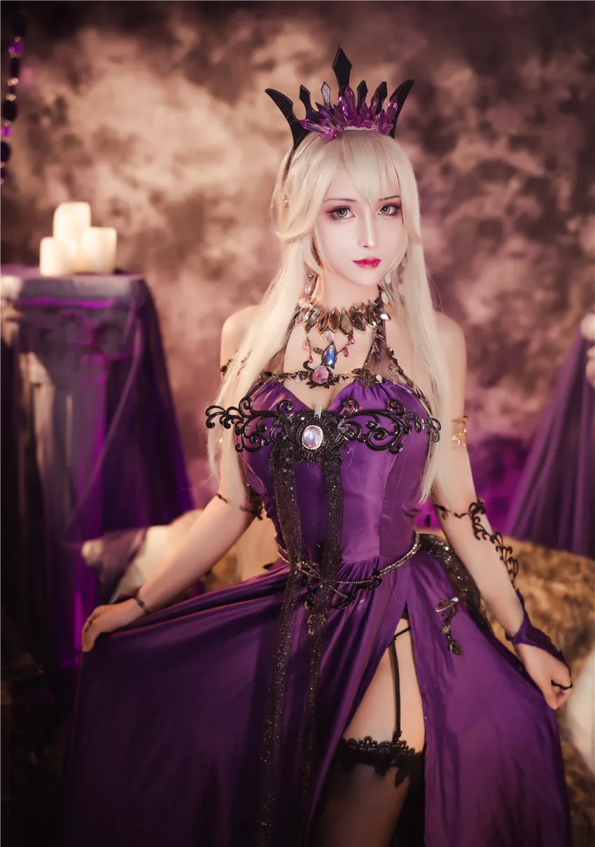 奶狮不咬人紫色冠饰礼服站在暖色布景前 奶狮不咬人紫色冠饰礼服站在暖色布景前