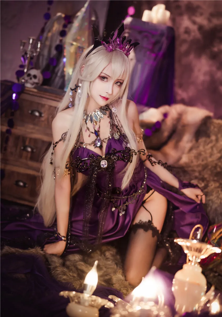 奶狮不咬人紫色礼服与黑紫冠饰的半身像 奶狮不咬人紫色礼服与黑紫冠饰的半身像