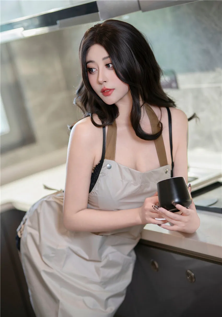 奈汐酱穿浅色围裙倚靠厨房台面手持黑色杯子 奈汐酱穿浅色围裙倚靠厨房台面手持黑色杯子
