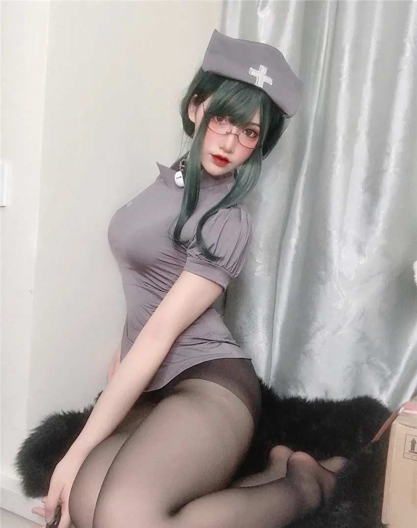 你十七鸽深绿发戴灰色护士帽穿灰色制服侧身坐着 你十七鸽深绿发戴灰色护士帽穿灰色制服侧身坐着