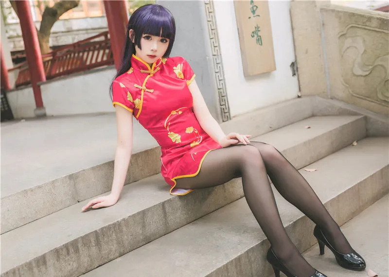 巧克力小圆面包 红旗袍石阶坐姿 巧克力小圆面包 红旗袍石阶坐姿