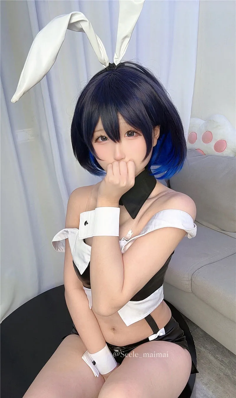 麦麦Seele 蓝黑短发白色兔耳与黑白服装坐姿 麦麦Seele 蓝黑短发白色兔耳与黑白服装坐姿