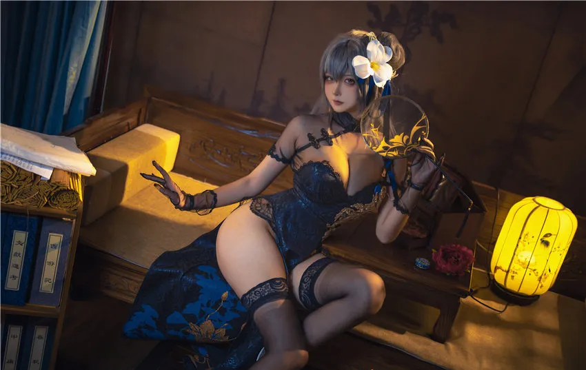 狮砸Seya 深蓝色中式服装暖色灯笼室内坐姿 狮砸Seya 深蓝色中式服装暖色灯笼室内坐姿