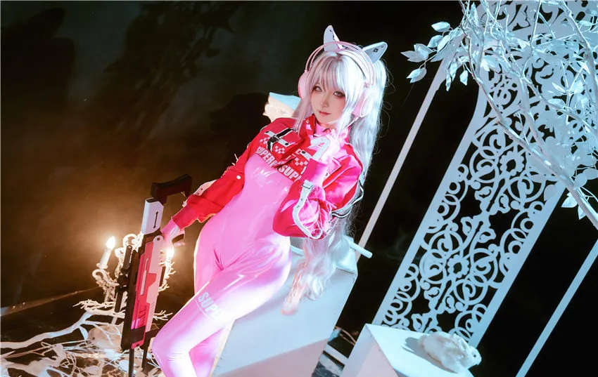 狮砸Seya 粉色机能服靠白色装置坐姿 狮砸Seya 粉色机能服靠白色装置坐姿