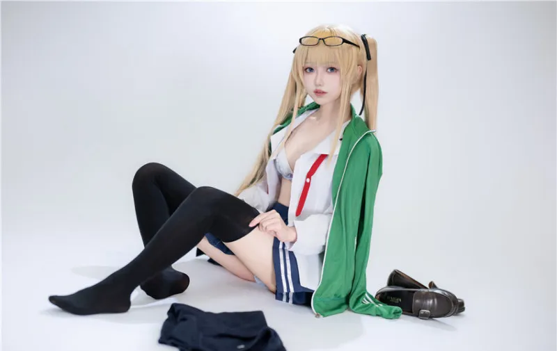 小木曾（AYA）用裙摆撑起礼服画面