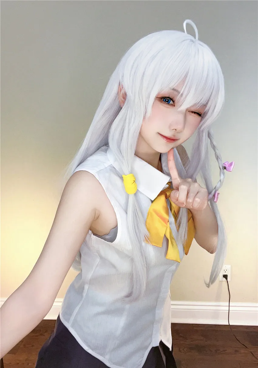 小木曾AYA 银白长发黄色领结室内半身近景 小木曾AYA 银白长发黄色领结室内半身近景