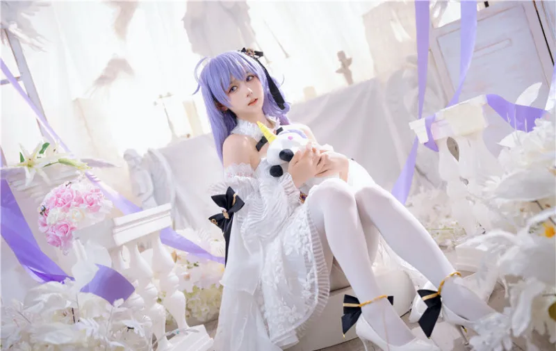 喜欢爱理吗从深色旗袍走到白色礼服