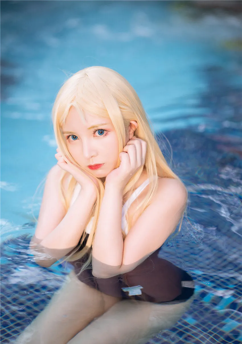 妍子坚不可摧 金发泳池蓝色水面近景 妍子坚不可摧 金发泳池蓝色水面近景