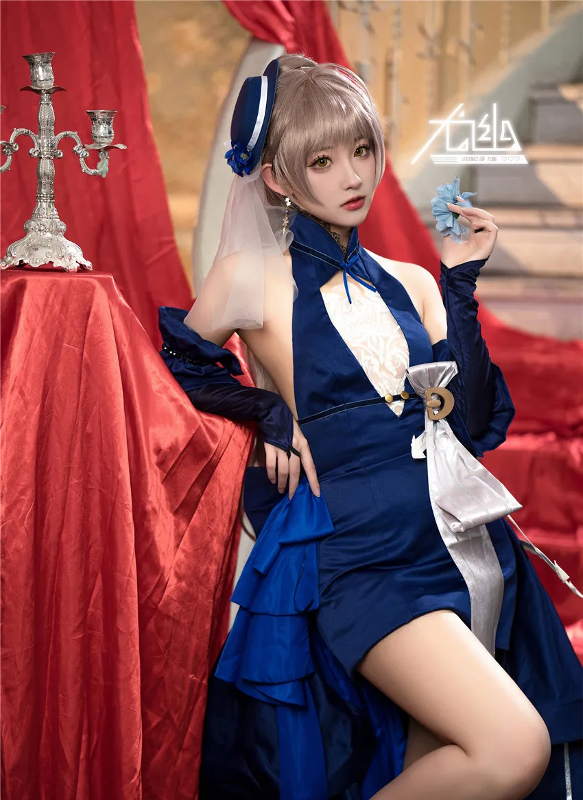 尤幽蓝色礼服手持浅蓝花朵靠近红布景 尤幽蓝色礼服手持浅蓝花朵靠近红布景