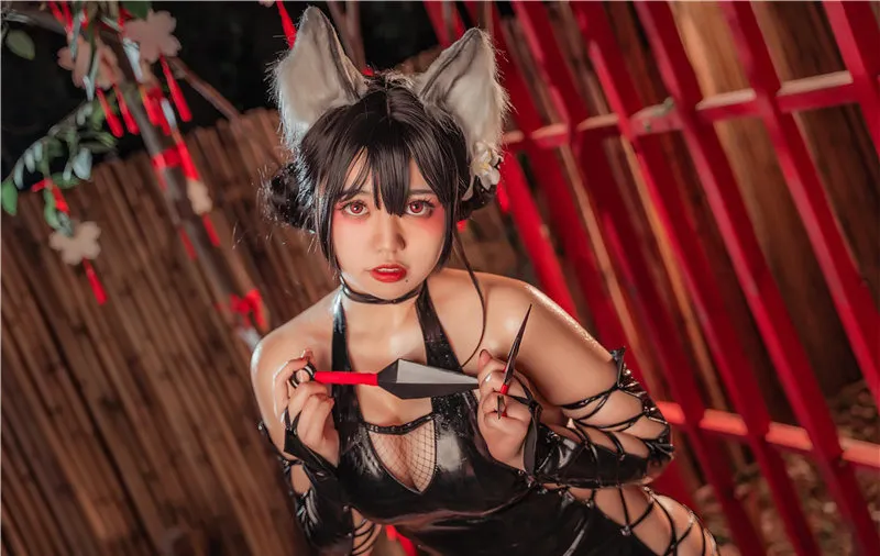 啊日日黑发戴猫耳，穿黑色亮面衣物站在红色竹帘前