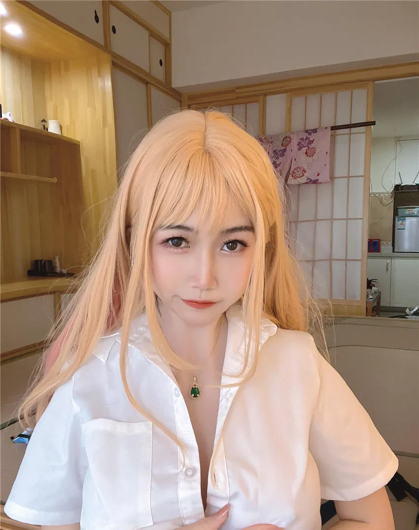不呆猫用手机拍摄水手服自拍的镜中画面