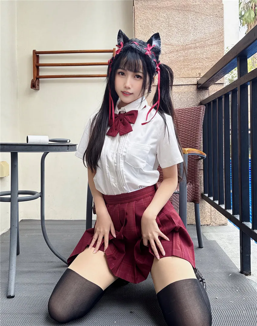 不呆猫黑发穿细肩带上衣在窗边比出手势