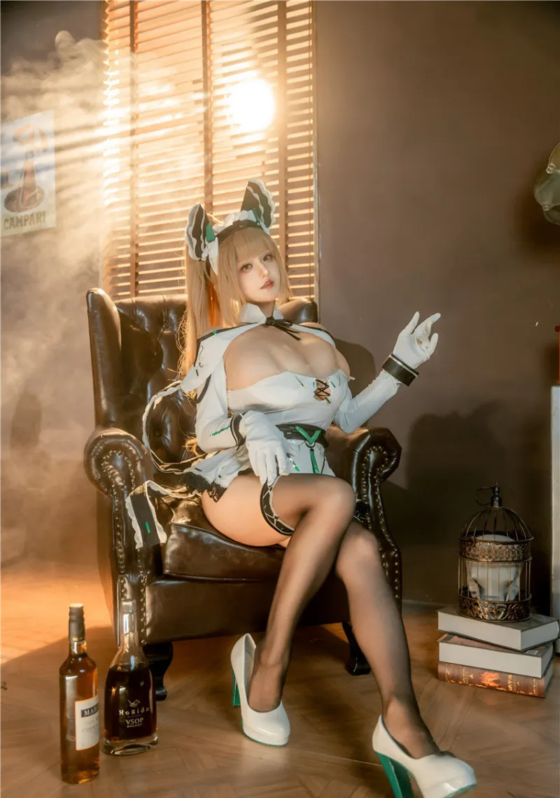 古阿扎JK制服沿着蓝栏杆展开