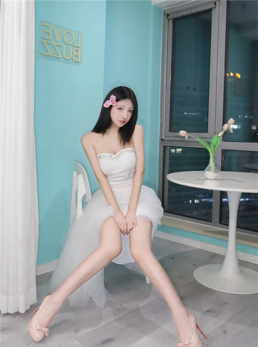 韩熙子穿白色礼服坐在青色墙面与夜窗之间 韩熙子穿白色礼服坐在青色墙面与夜窗之间