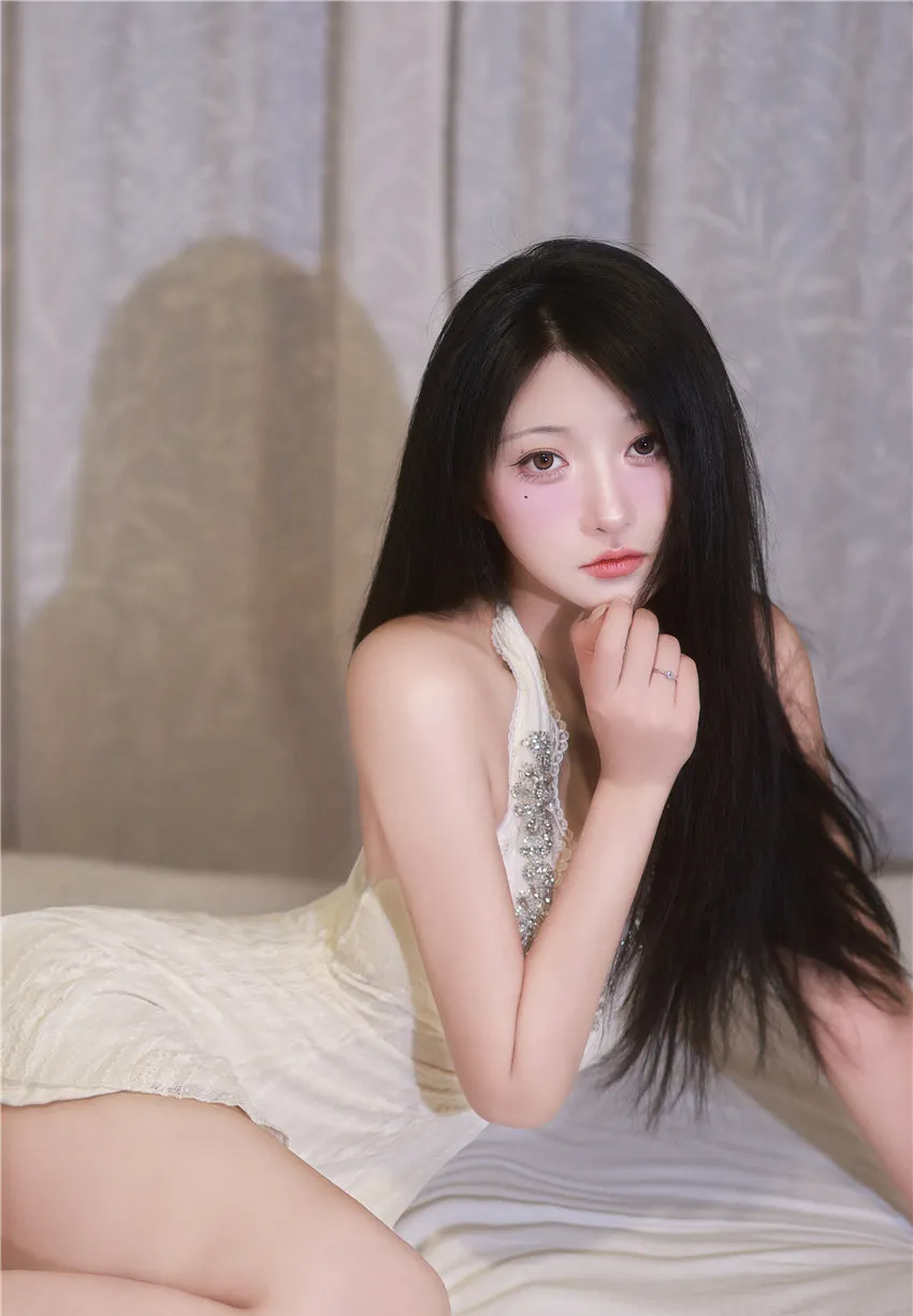 韩熙子黑色长发与白色亮饰礼服的近景 韩熙子黑色长发与白色亮饰礼服的近景
