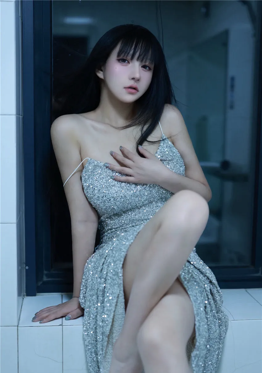 韩熙子银色亮片礼服在冷色室内灯光下的坐姿 韩熙子银色亮片礼服在冷色室内灯光下的坐姿