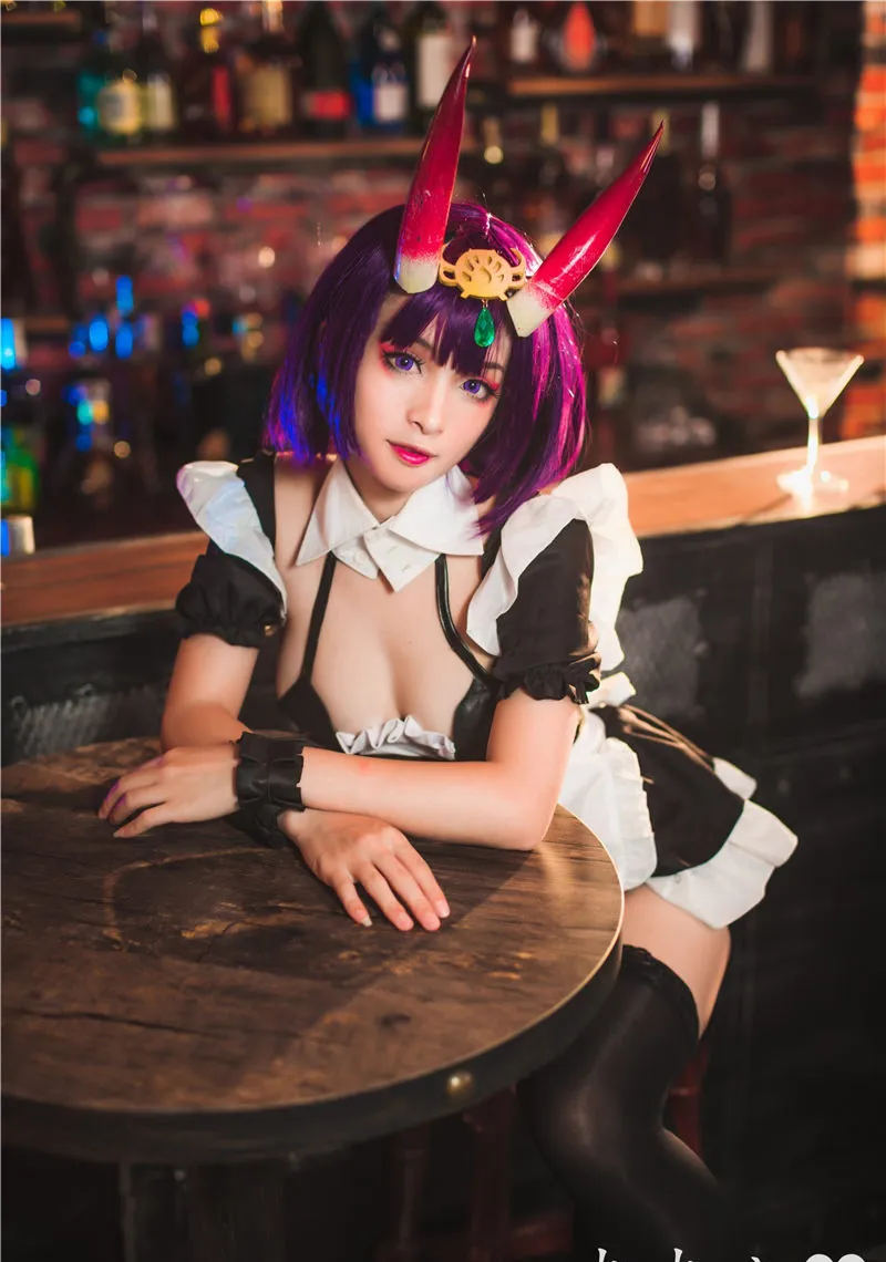 九九八吖戴红色角饰穿黑白女仆风服装坐在木桌旁 九九八吖戴红色角饰穿黑白女仆风服装坐在木桌旁