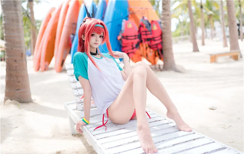 九柒喵穿浅色泳装坐在海边木质躺椅上 九柒喵穿浅色泳装坐在海边木质躺椅上