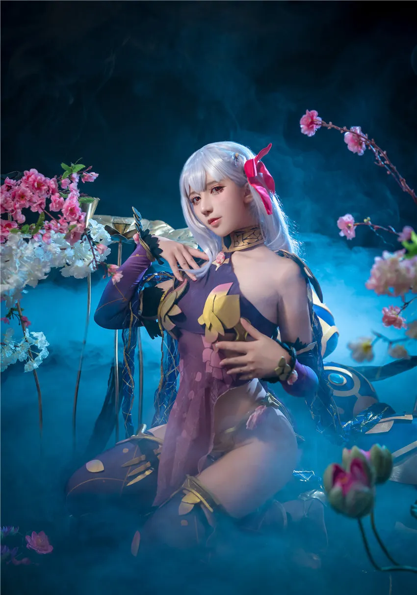 九曲穿紫色服装坐在蓝色烟雾和花枝布景中 九曲穿紫色服装坐在蓝色烟雾和花枝布景中