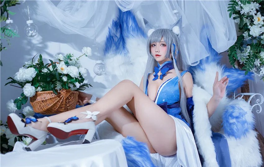 九曲穿蓝白色礼服坐在白色花艺与薄纱前 九曲穿蓝白色礼服坐在白色花艺与薄纱前