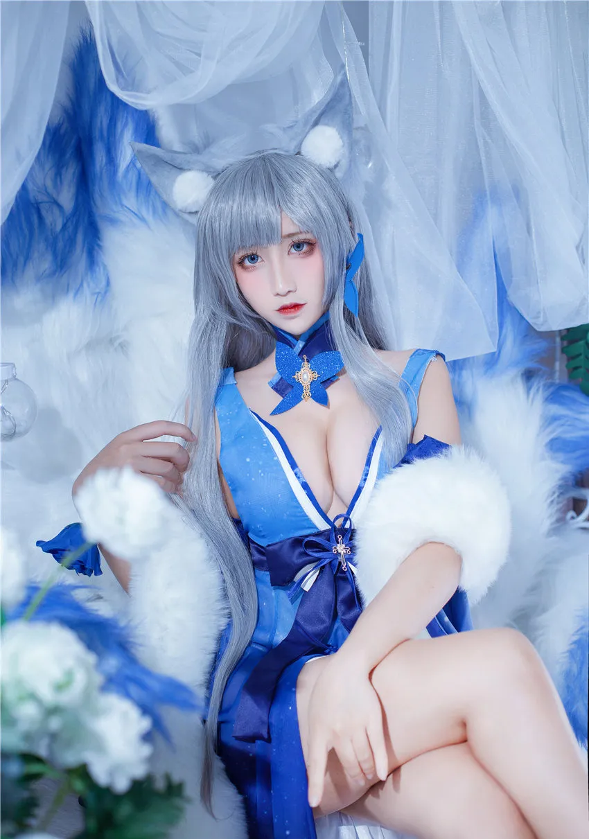 九曲穿蓝白色礼服坐在薄纱背景中 九曲穿蓝白色礼服坐在薄纱背景中