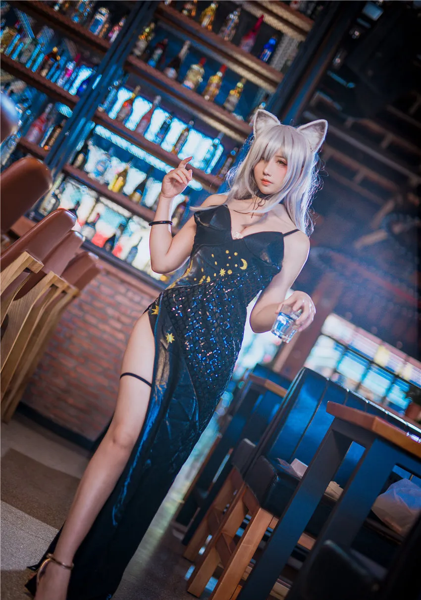 九曲穿深蓝色礼服站在酒吧木质柜台旁 九曲穿深蓝色礼服站在酒吧木质柜台旁