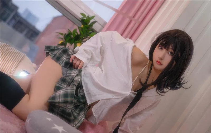 可可老师深色长发穿白衬衫与格纹裙,侧倚在粉色室内布景中 可可老师深色长发穿白衬衫与格纹裙,侧倚在粉色室内布景中