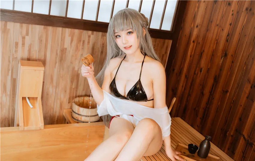 七七娜娜子穿黑色泳装坐在木质室内