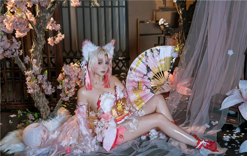 七月喵子粉色长发穿浅色服装坐在花卉布景前 七月喵子粉色长发穿浅色服装坐在花卉布景前