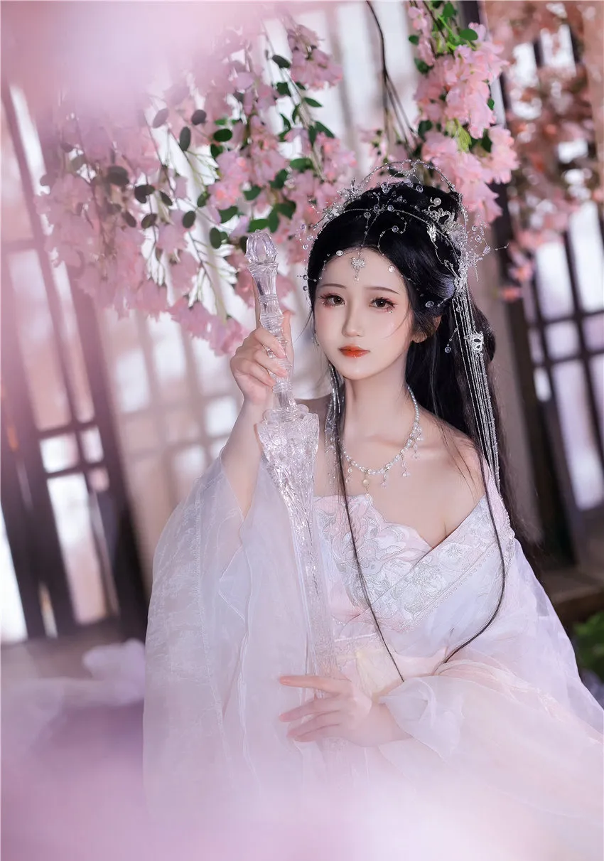 三度穿白色古风礼服站在粉色花树前 三度穿白色古风礼服站在粉色花树前