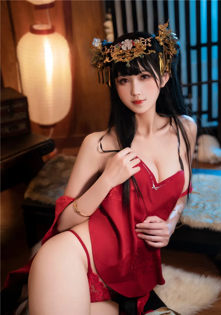 三度黑色长发穿红色礼服坐在纸灯笼旁 三度黑色长发穿红色礼服坐在纸灯笼旁