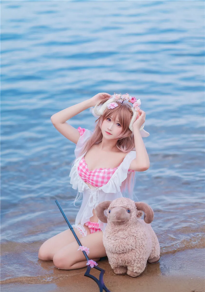 三度紫色长发穿黑白女仆风服装的近景 三度紫色长发穿黑白女仆风服装的近景