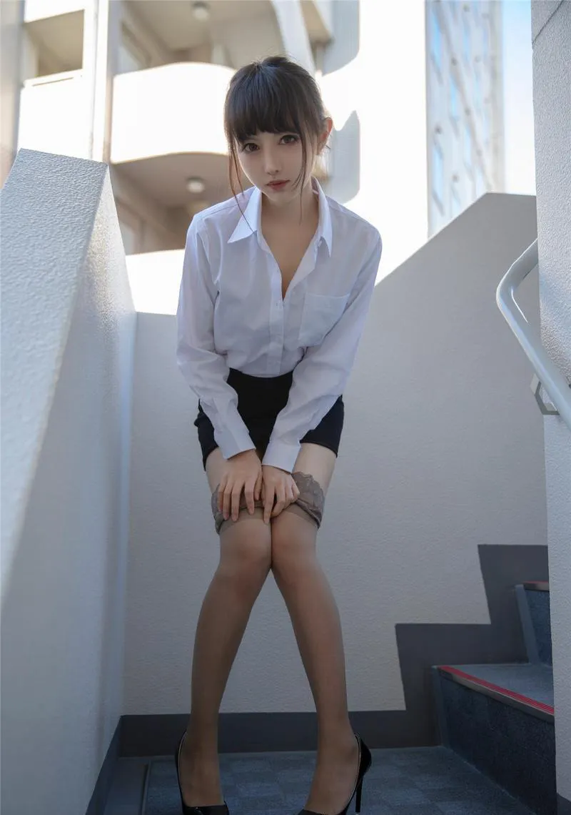 小鹿鹿深色长发穿白衬衫与深色裙装,坐在浅色楼梯间 小鹿鹿深色长发穿白衬衫与深色裙装,坐在浅色楼梯间