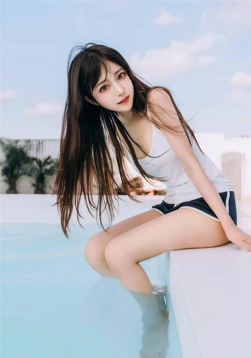 小鹿鹿深色长发穿浅灰上衣与深色短裤,坐在浅蓝水池边 小鹿鹿深色长发穿浅灰上衣与深色短裤,坐在浅蓝水池边