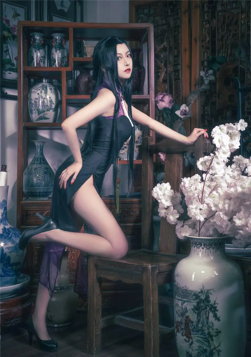 小鹿鹿深色长发穿黑色衣物,跪坐在木架与浅色花枝旁 小鹿鹿深色长发穿黑色衣物,跪坐在木架与浅色花枝旁