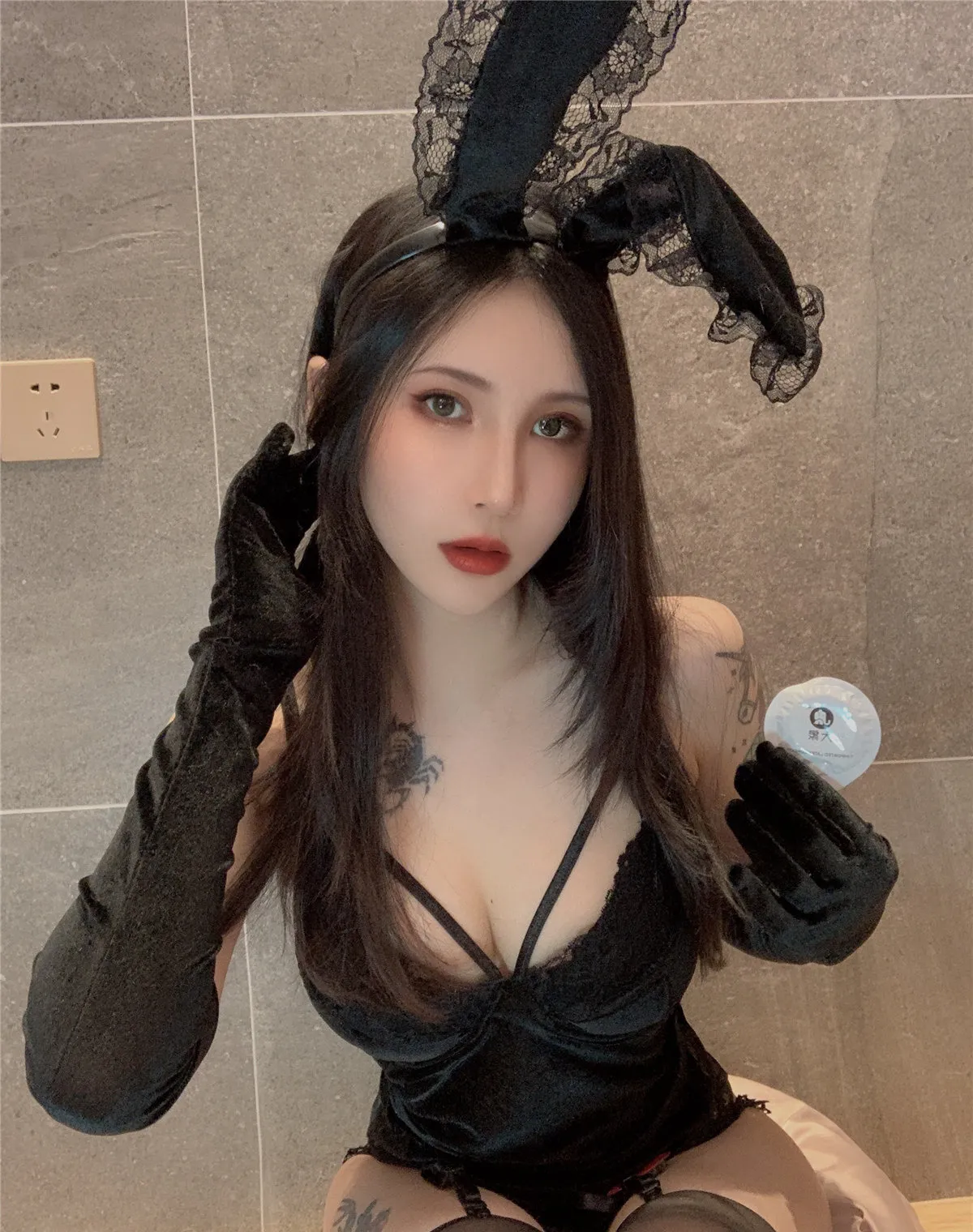 Vams子 黑色绑带服装室内自拍造型