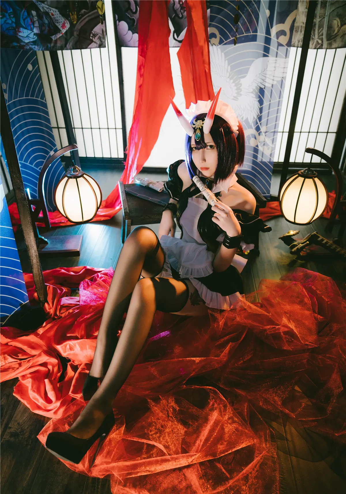 Vams子 白发黑色礼服浅色浮雕背景