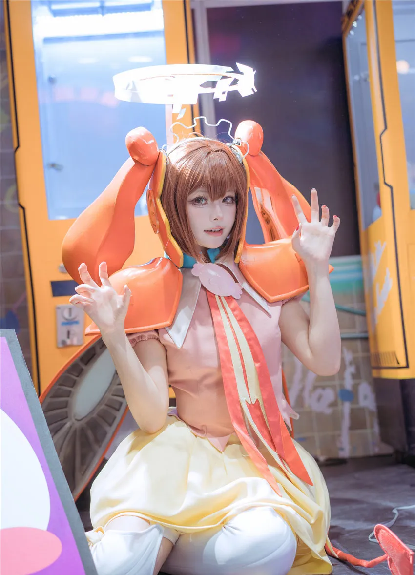 百合欧皇子橙色短发穿橙白服装,在室内抬手 百合欧皇子橙色短发穿橙白服装,在室内抬手