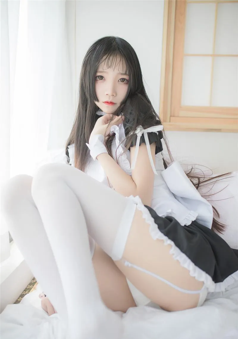 五更百鬼穿黑白女仆风服装坐在白色床上 五更百鬼穿黑白女仆风服装坐在白色床上